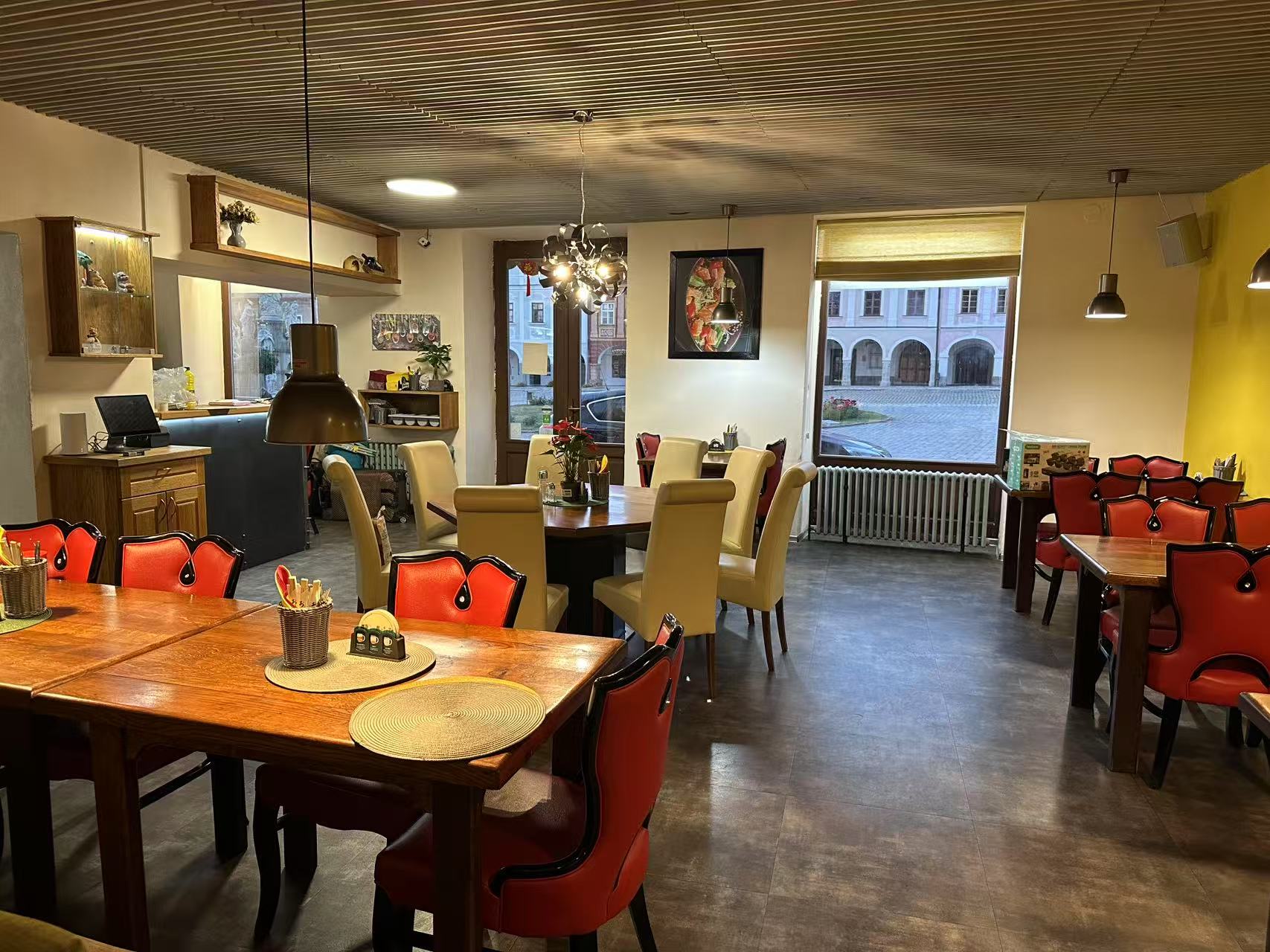 Prostorný interiér restaurace